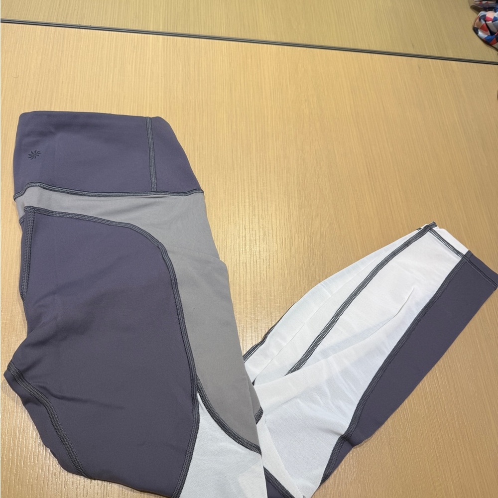 Athleta Women's Gray and White Capris